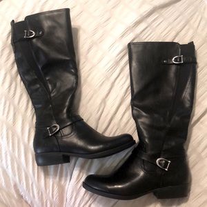 Black size 8.5 boots. Slightly used!